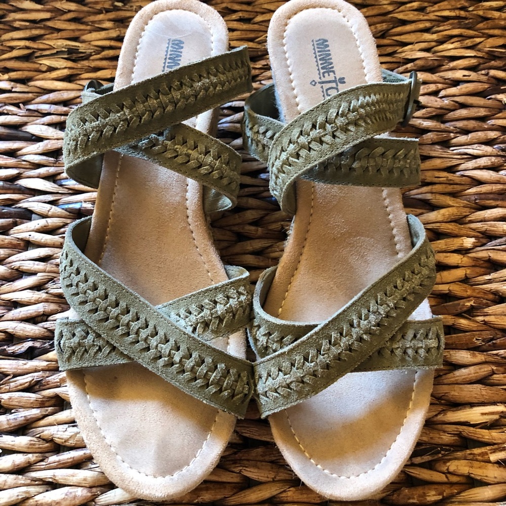 Minnetonka wedges size 9